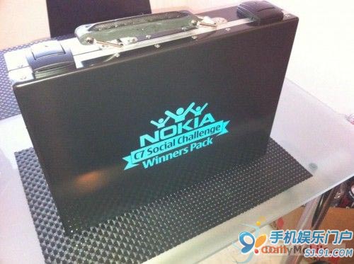 诺基亚Social Challange版C7开箱图